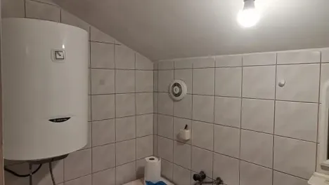 Se izdava stan vo novo lisice povolen za ziveenje na samec samica ili mlad bracen par. 52m2 Ne familija ne studenti!!! 