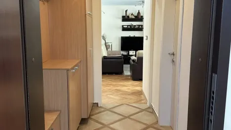 СЕ ИЗДАВА ТРОСОСОБЕН СТАН ВО СТРОГ ЦЕНТАР НА СКОПЈЕ – 70 м²