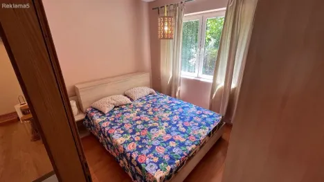 Продавам стан до Универзална сала 76 м2 на приземје на преубава локација.