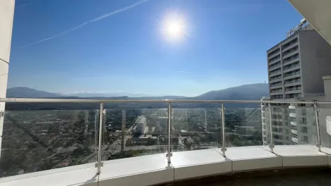 Се ПРОДАВА сончев стан на 32 кат во Cevahir Sky City!